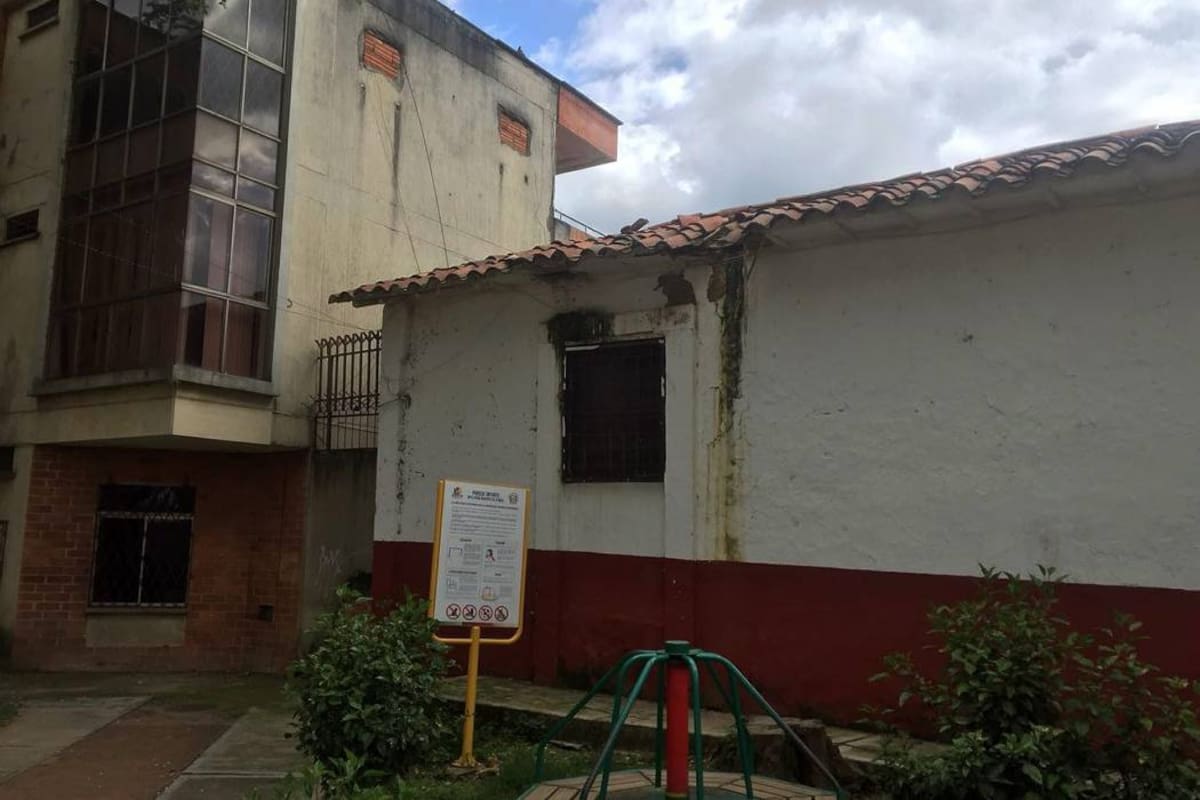 Varios muros de la edificación, así como algunos techos del lugar hoy presentan filtraciones, razón por la que la comunidad educativa reclama una pronta intervención, antes de que un fuerte aguacero ocasione una tragedia. (Foto: Juan Manuel Morales/VANGUARDIA LIBERAL)