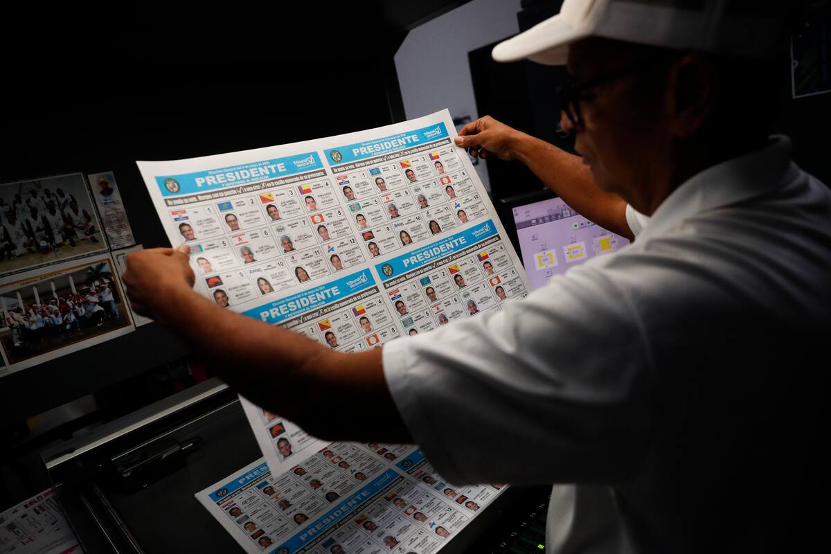 Un empleado prepara los tarjetones electorales para las próximas elecciones presidenciales del 5 de mayo.