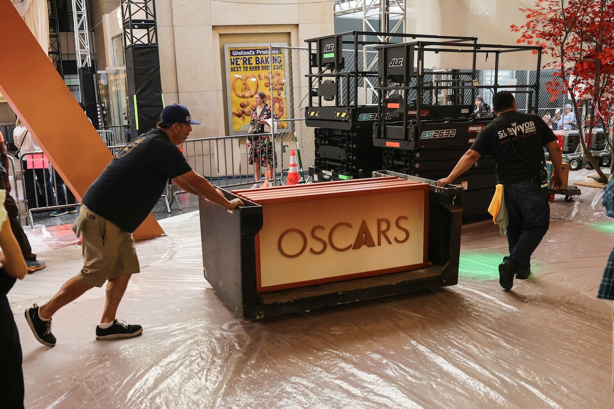 Trabajadores ensamblan partes del telón de fondo de la alfombra roja durante los preparativos para la 98.ª ceremonia anual de los Premios Óscar en Los Ángeles, California, EE. UU. La 98.ª ceremonia de los Premios Óscar se celebrará en el Teatro Dolby de Los Ángeles el 15 de marzo de 2026. (Cine) EFE/EPA/CHRIS TORRES