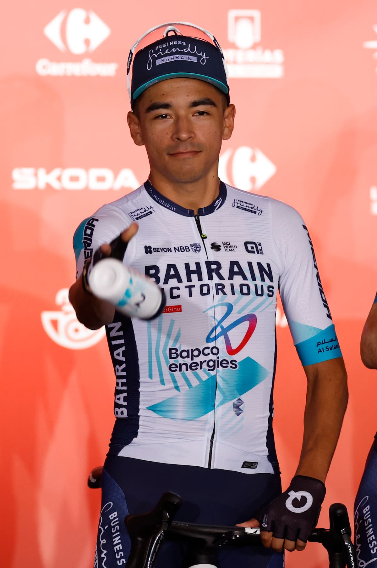 TURÍN, 21/08/2025.- El ciclista colombiano del Bahrain Santiago Buitrago participa en la presentación, este jueves, de la Vuelta Ciclista a España que comienza el sábado desde Turín (Italia). EFE/ Javier Lizón