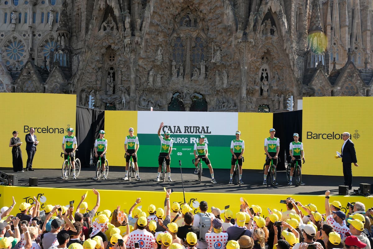 BARCELONA, 02/07/2026.- Equipo Caja Rural Seguros durante la presentación de los equipos que van a disputar el Tour de Francia 2026, este jueves frente a la Sagrada Familia en Barcelona. EFE/ Alejandro García