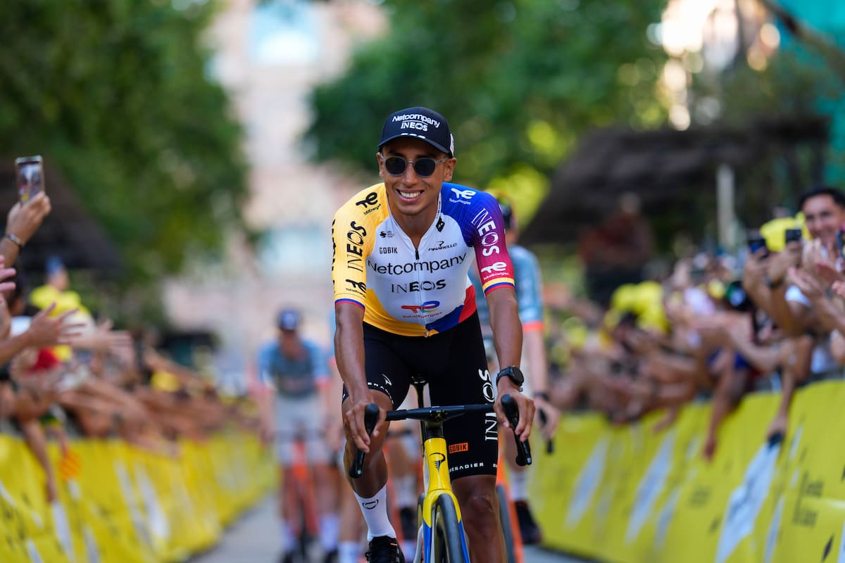 BARCELONA, 02/07/2026.- El ciclista Egan Bernal durante la presentación de los equipos que van a disputar el Tour de Francia 2026, este jueves frente a la Sagrada Familia en Barcelona. EFE/Alejandro García