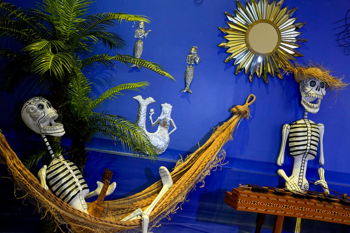 Presentación del tradicional altar de muertos de la Casa de México en España, inspirado este año en las montañas de Michoacán y dedicado al cantante y compositor mexicano Agustín Lara realizado por la diseñadora Beatriz Redo, este viernes en Madrid. EFE/ Borja Sanchez-Trillo