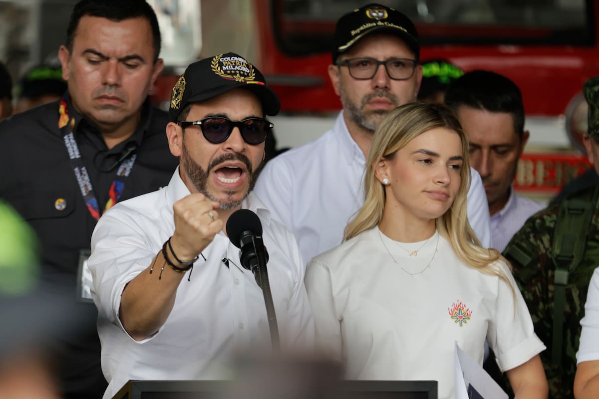 AME9155. PEREIRA (COLOMBIA), 14/08/2026.- El presidente de Colombia, Abelardo de la Espriella, en compañía de la primera dama, Ana Lucía Pineda, habla durante una rueda de prensa este viernes en Pereira (Colombia). La cifra de muertos por el terremoto que sacudió este pasado lunes a Colombia asciende ya a 285 y la de desaparecidos se mantiene en 379, según el último informe divulgado por la Unidad Nacional para la Gestión del Riesgo de Desastres (UNGRD). Muchos de ellos eran pobladores de Pereira. EFE/ Carlos Ortega