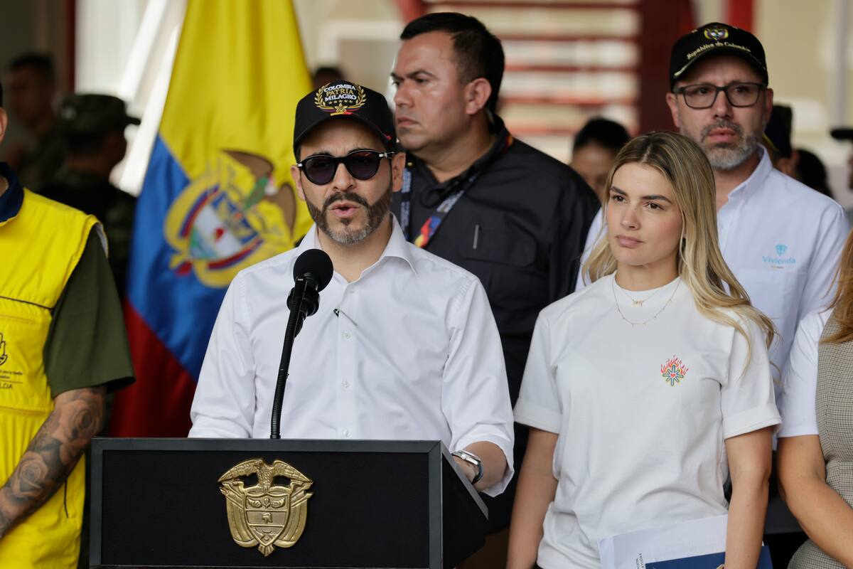 AME9155. PEREIRA (COLOMBIA), 14/08/2026.- El presidente de Colombia, Abelardo de la Espriella, en compañía de la primera dama, Ana Lucía Pineda, habla durante una rueda de prensa este viernes en Pereira (Colombia). La cifra de muertos por el terremoto que sacudió este pasado lunes a Colombia asciende ya a 285 y la de desaparecidos se mantiene en 379, según el último informe divulgado por la Unidad Nacional para la Gestión del Riesgo de Desastres (UNGRD). Muchos de ellos eran pobladores de Pereira. EFE/ Carlos Ortega