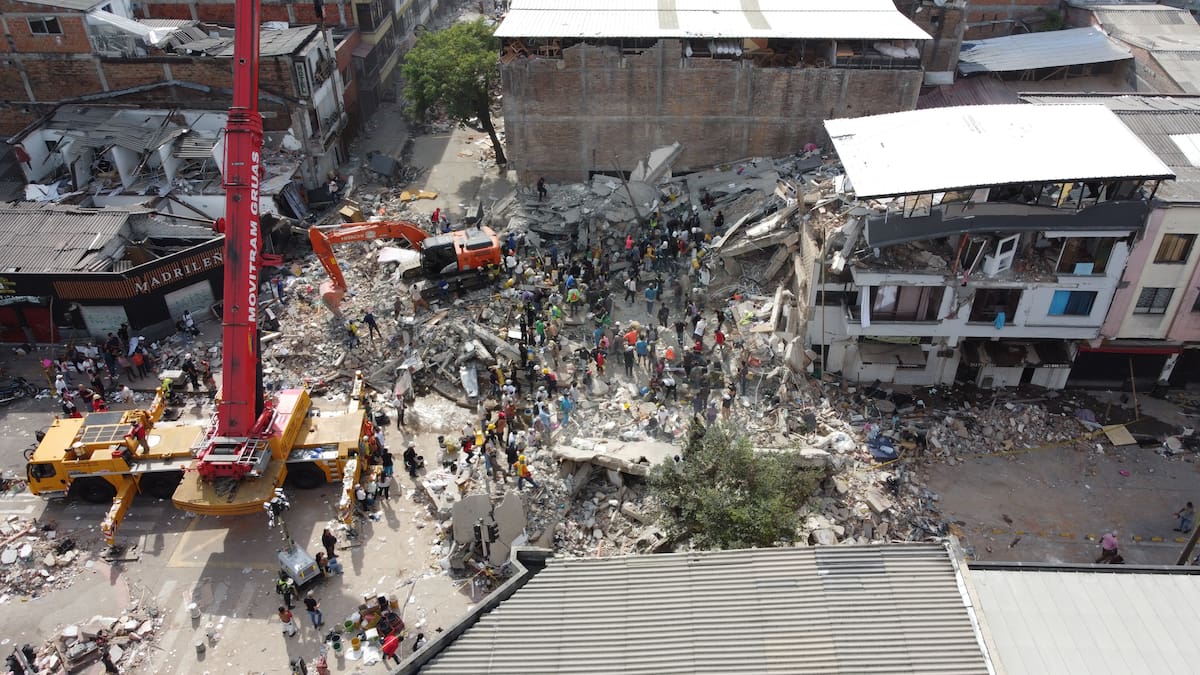 AME7989. PEREIRA (COLOMBIA), 12/08/2026.- Fotografía aérea que muestra rescatistas en labores de búsqueda en el lugar donde se derrumbó un edificio de cuatro pisos tras el terremoto de magnitud 7,4 que sacudió la mayor parte de Colombia el pasado lunes, este miércoles en el sector del parque La Libertad en Pereira (Colombia). El presidente de Colombia, Abelardo de la Espriella, declaró duelo nacional de tres días por las víctimas del terremoto que golpeó varias partes del país y deja cerca de 240 muertos, según las autoridades regionales, informó el Gobierno. EFE/ Juan Diego López
