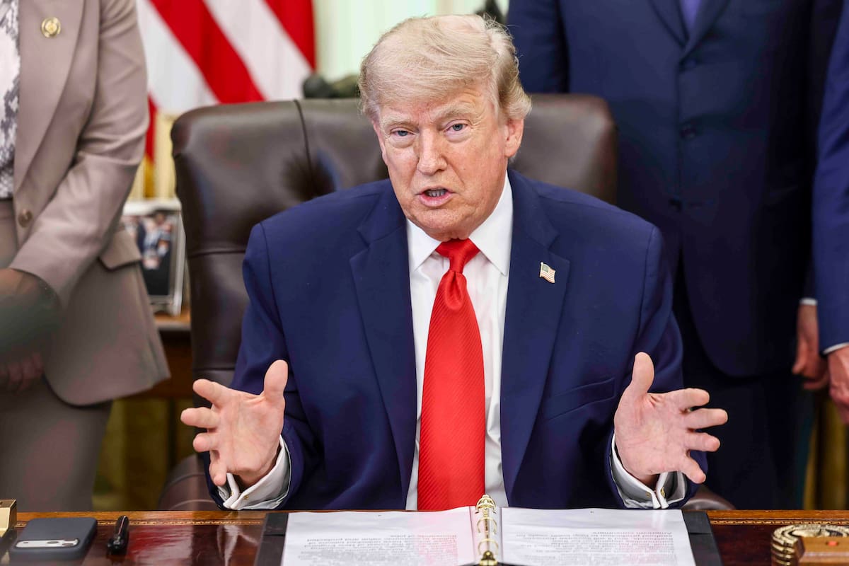 El presidente de Estados Unidos, Donald Trump, en una rueda de prensa en la Oficina Oval en la Casa Blanca. // Foto: EFE/EPA/JIM LO SCALZO / POOL.