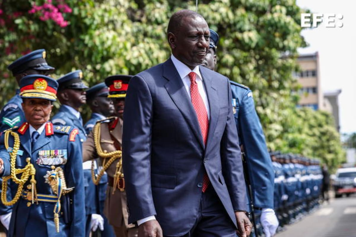Tres personas fueron detenidas como sospechosas después de que fuera arrojado un zapato contra el presidente de Kenia, William Ruto, durante un mitin en el oeste del país, en un incidente que recordó al zapatazo sufrido en 2008 por el entonces presidente de EE.UU., George W. Bush.