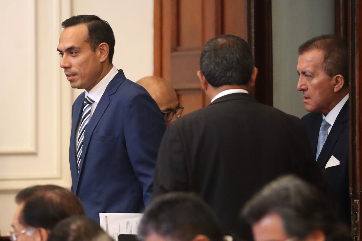 AME7222. LIMA (PERÚ), 21/01/2026.- El presidente de transición de Perú, José Jerí, se presenta ante la Comisión de Fiscalización y Contraloría del Congreso este miércoles, en Lima (Perú). Jerí denunció un complot en su contra y una clara intención de desestabilizar el país, tras revelarse una serie de vídeos sobre reuniones y encuentros semiclandestinos que mantuvo con un empresario chino, así como las visitas a Palacio de Gobierno de otro empresario de la misma nacionalidad con orden de arresto domiciliario. EFE/ Paolo Aguilar