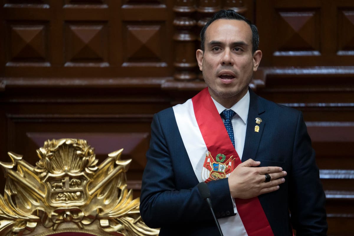 El presidente interino de Perú, José Jerí Oré tras jurar su cargo ante el Pleno del Congreso en Lima, (Perú). // Foto: EFE/ John Reyes Mejía