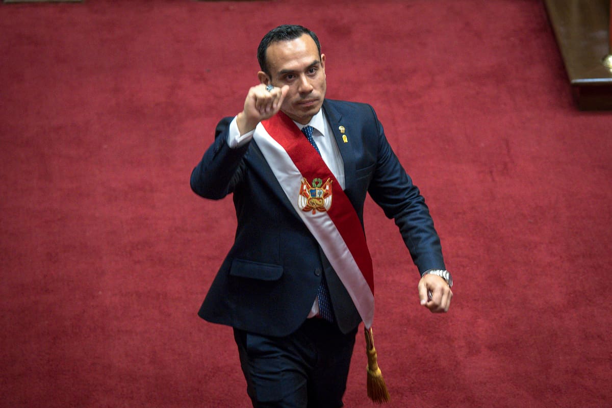 El presidente interino de Perú, José Jerí Oré tras jurar su cargo ante el Pleno del Congreso este jueves en Lima, (Perú). // Foto: EFE/ John Reyes Mejía