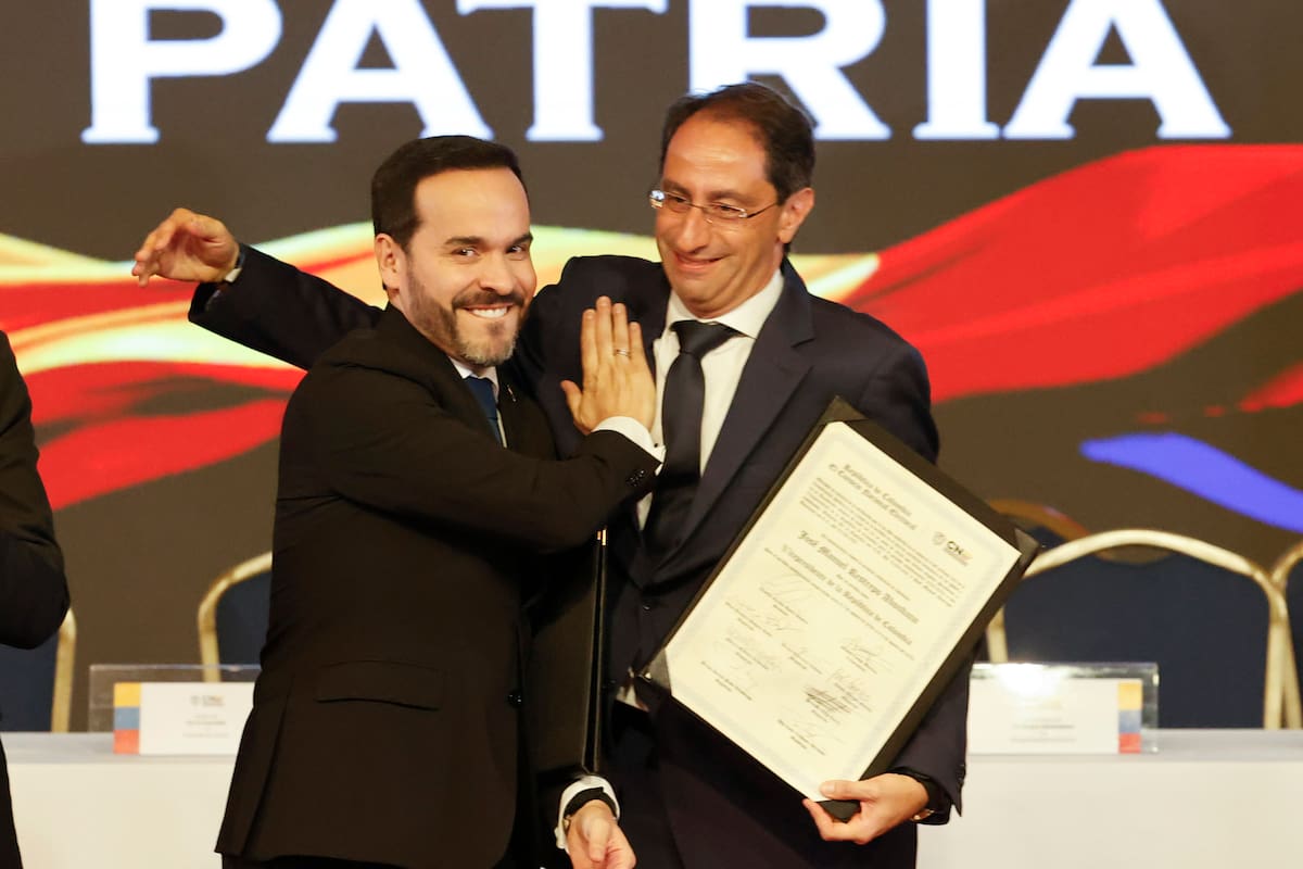 Abelardo de la Espriella junto a su fórmula vicepresidencial, José Manuel Restrepo. //EFE - Mauricio Dueñas Castañeda.
