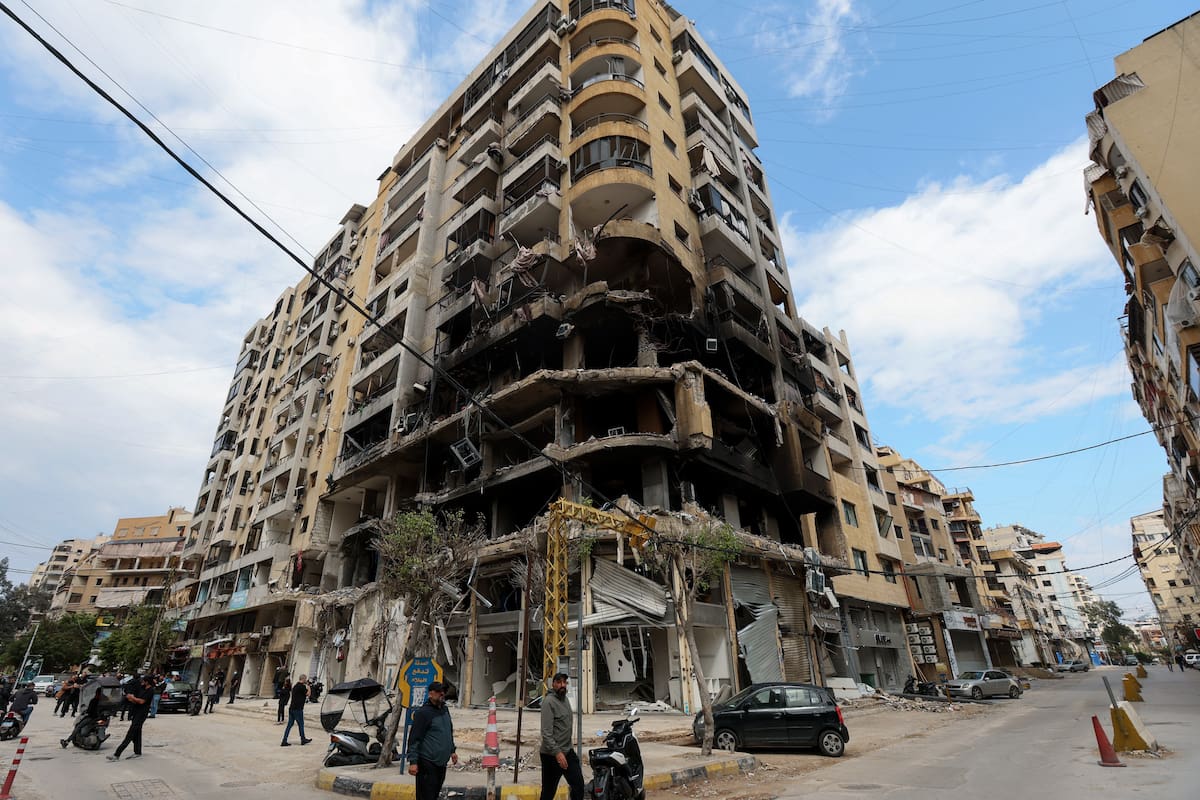 BEIRUT (Lebanon), 20/04/2026.- View of a partially damaged building targeted by an Israeli air strike during a press tour organised by the Hezbollah media office in Bir al-Abed, in the southern suburbs of Beirut, Lebanon, 20 April 2026. Israel and Lebanon have agreed to a 10-day ceasefire, which went into effect at midnight on 16 April. (Líbano, Hizbulá/Hezbolá) EFE/EPA/WAEL HAMZEH