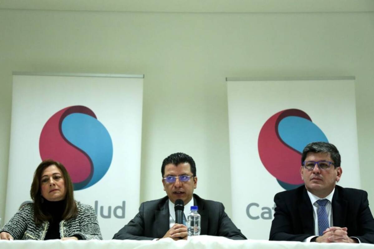 El consorcio Prestasalud ganó la licitación para hacerse cargo del servicio que prestaba la EPS Cafesalud. En la foto: Ángela María Echeverri Ramírez, liquidadora de Saludcoop; Norman Julio Muñoz, superintendente Nacional de Salud, y Luis Guillermo Vélez, presidente encargado de Cafesalud. (Foto: Colprensa, )