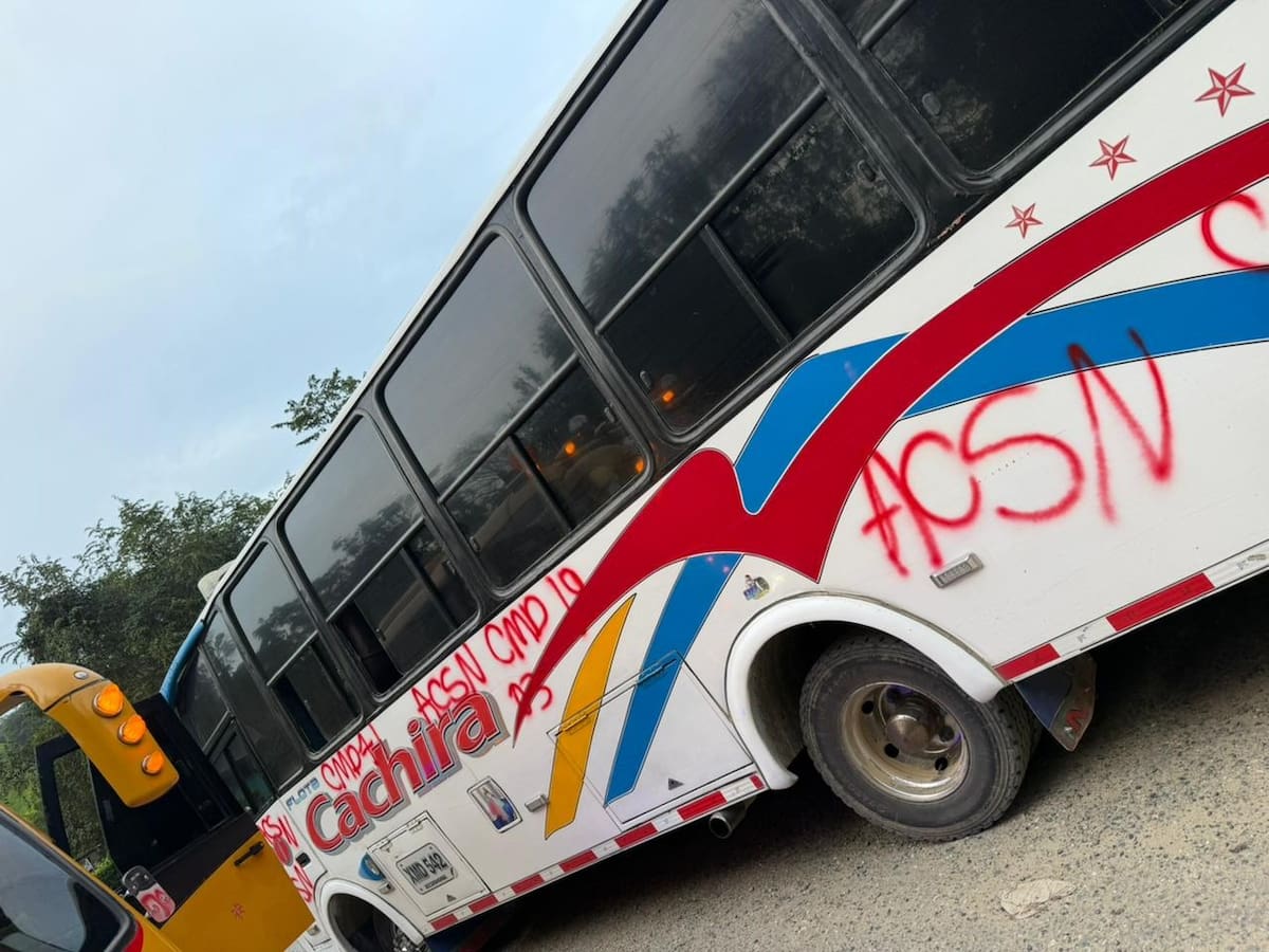 Presunto grupo armado vandalizó buses en la vía Bucaramanga – Cáchira.