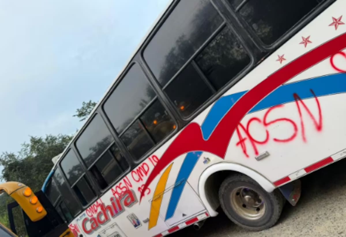 Presunto grupo armado vandalizó buses en la vía Bucaramanga – Cáchira.