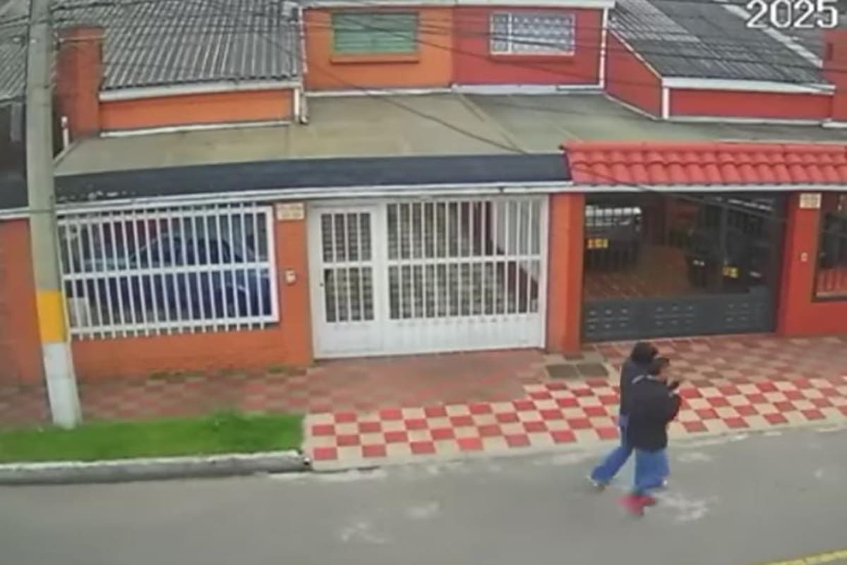 El hombre y la mujer que se bajaron del vehículo gris que se usó para entregarle el arma al menor que atentó contra Miguel Uribe. // Captura de video.