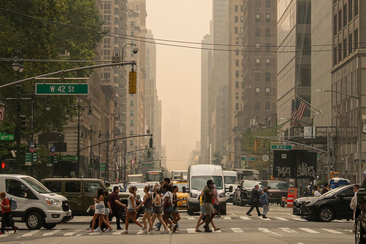 Personas caminan por una calle en Nueva York. Una densa capa de humo procedente de los incendios forestales en Canadá ha provocado una caída drástica en la calidad del aire en gran parte de Estados Unidos, desde los Grandes Lagos hasta la ciudad de Nueva York. EFE/Ángel Colmenares
