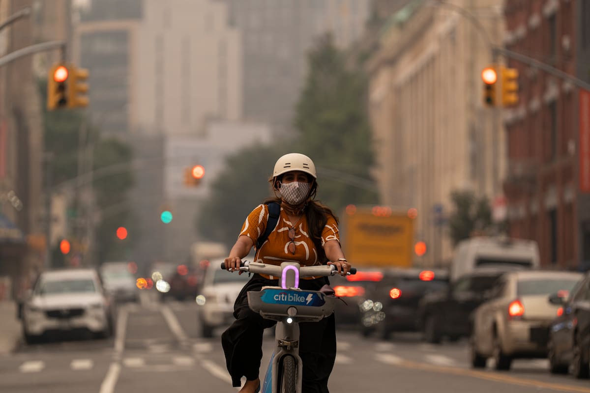 Una persona se desplaza en una bicicleta este jueves, en Nueva York. Una densa capa de humo procedente de los incendios forestales en Canadá ha provocado una caída drástica en la calidad del aire en gran parte de Estados Unidos. EFE/Ángel Colmenares