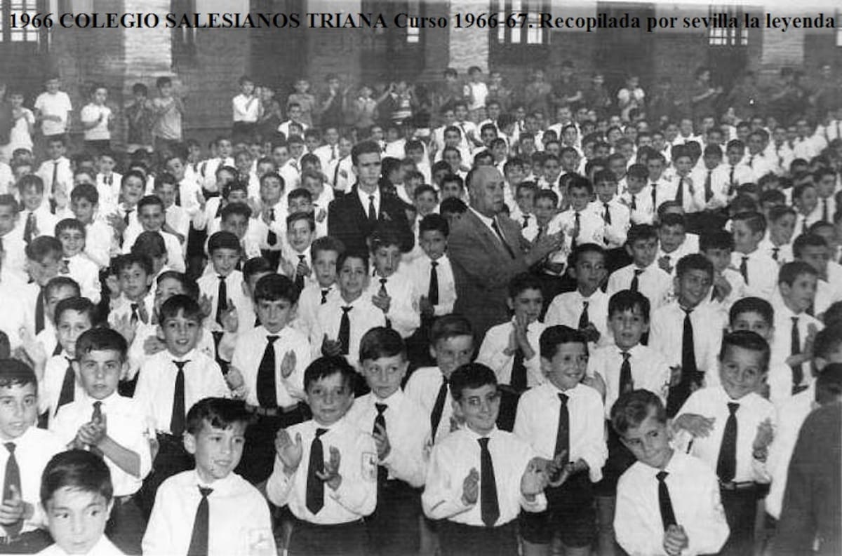 Primera comunión de los niños del Salesiano, a finales de los años 60. (Archivo/VANGUARDIA)