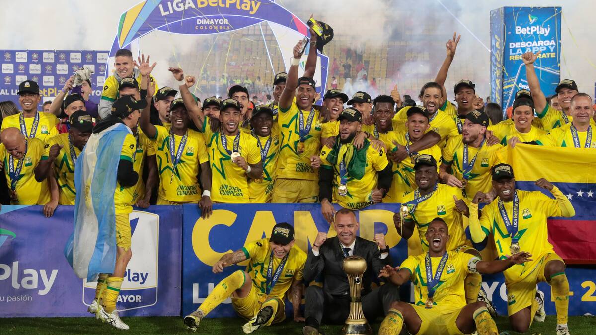 AMDEP3218. BOGOTÁ (COLOMBIA), 15/06/2024.- El técnico Rafael Dudamel (c-abajo) y los jugadores de Bucaramanga celebran su triunfo este sábado, en un partido de la final de la Primera División colombiana entre Santa Fe y Atlético Bucaramanga en el estadio Nemesio Camacho El Campín en Bogotá (Colombia). EFE/ Carlos Ortega