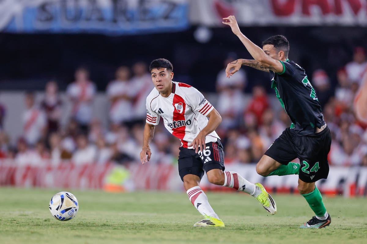 AME8612. BUENOS AIRES (ARGENTINA), 26/02/2026.- Tomás Galván (i) de River Plate disputa el balón con Santiago López de Banfield este jueves, en un partido de la Primera División de Argentina entre River Plate y Banfield en el estadio Monumental de Buenos Aires (Argentina). EFE/ Juan Ignacio Roncoroni