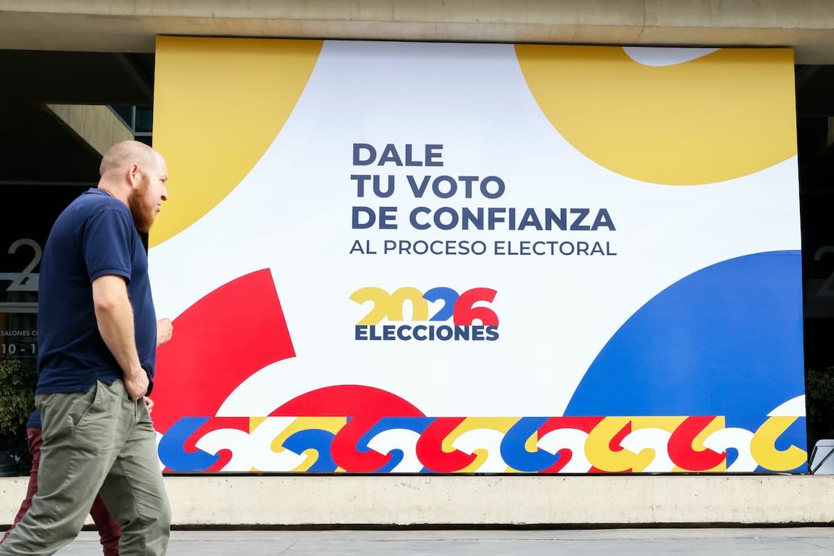 Una persona camina frente a un cartel alusivo a las elecciones presidenciales de 2026 en el recinto ferial de Corferias en Bogotá (Colombia).