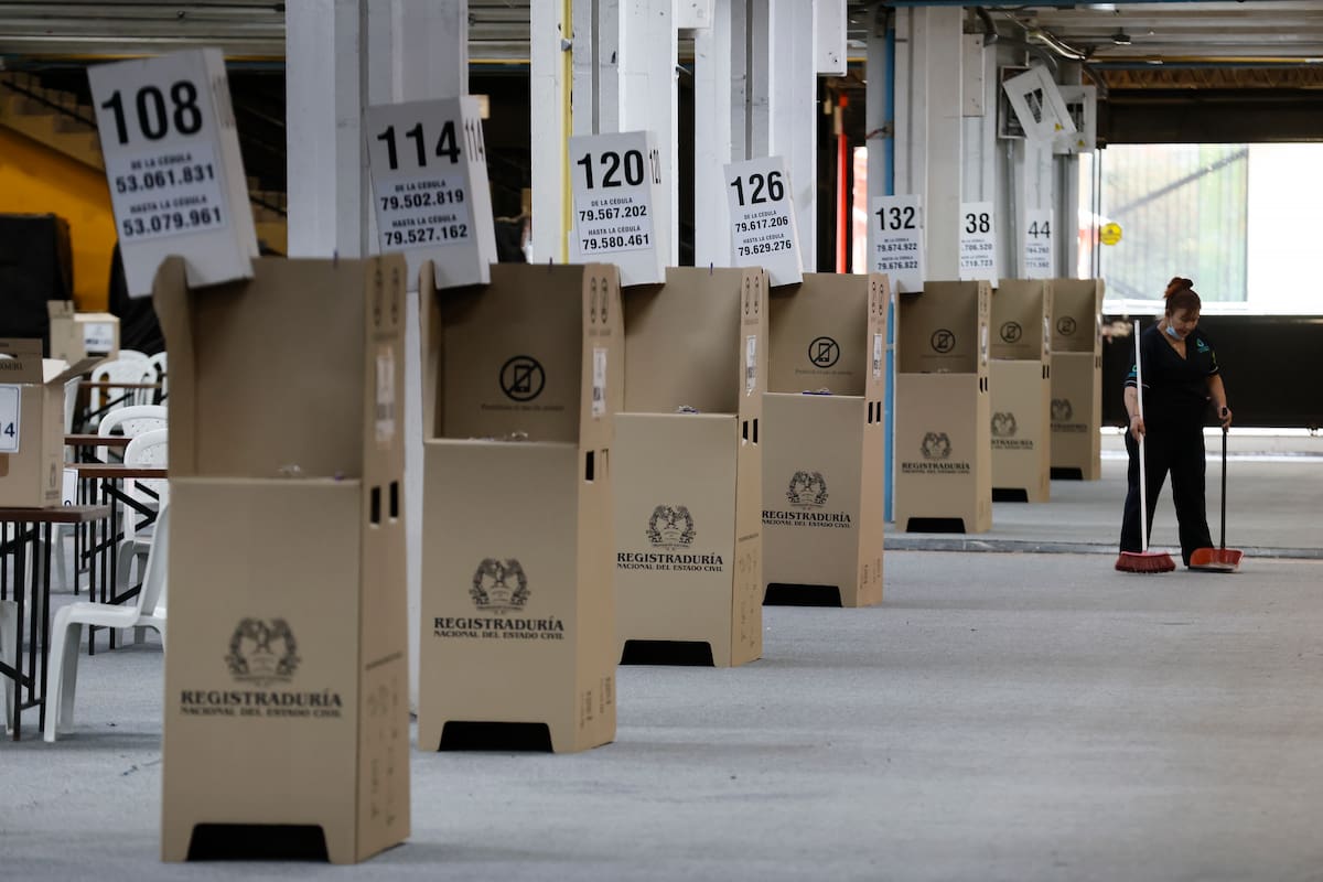 Fotografía que muestra urnas de votación en el recinto ferial de Corferias este sábado, en Bogotá (Colombia).