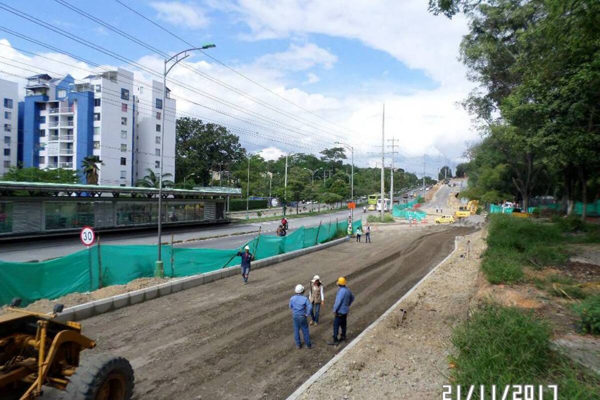 Los trabajos hasta la fecha incluyen avance de los puentes sobre las quebradas Río Frío y Zapamanga, y en general la construcción de la red de alcantarillado, andenes y sardineles. (Foto: Suministrada / VANGUARDIA LIBERAL)