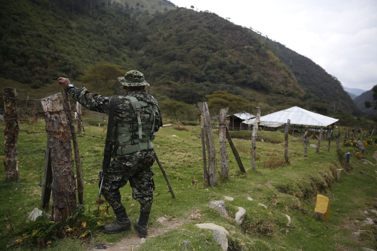 Fotografía de archivo de guerrillero de las disidencias de las FARC. EFE/ Ernesto Guzmán