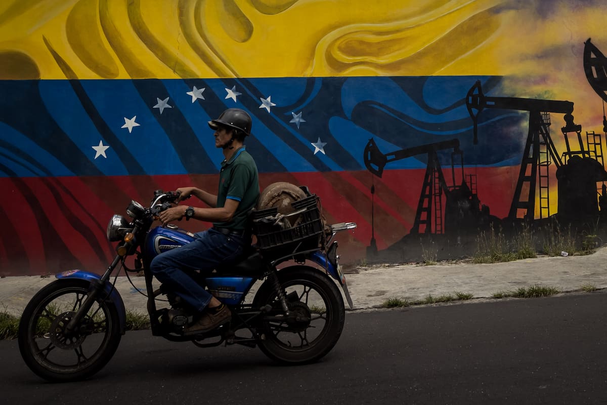 n motociclista pasa frente a un mural en el Complejo MinPetróleo - Petróleos de Venezuela S.A. (Pdvsa) en Caracas.