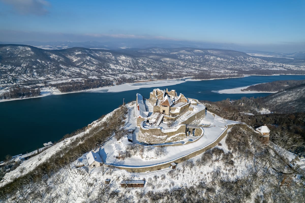 Fotografía aérea que muestra el castillo de Visegrad y el río Danubio este jueves en Visegrad (Hungría) EFE/ Zoltan Mathe