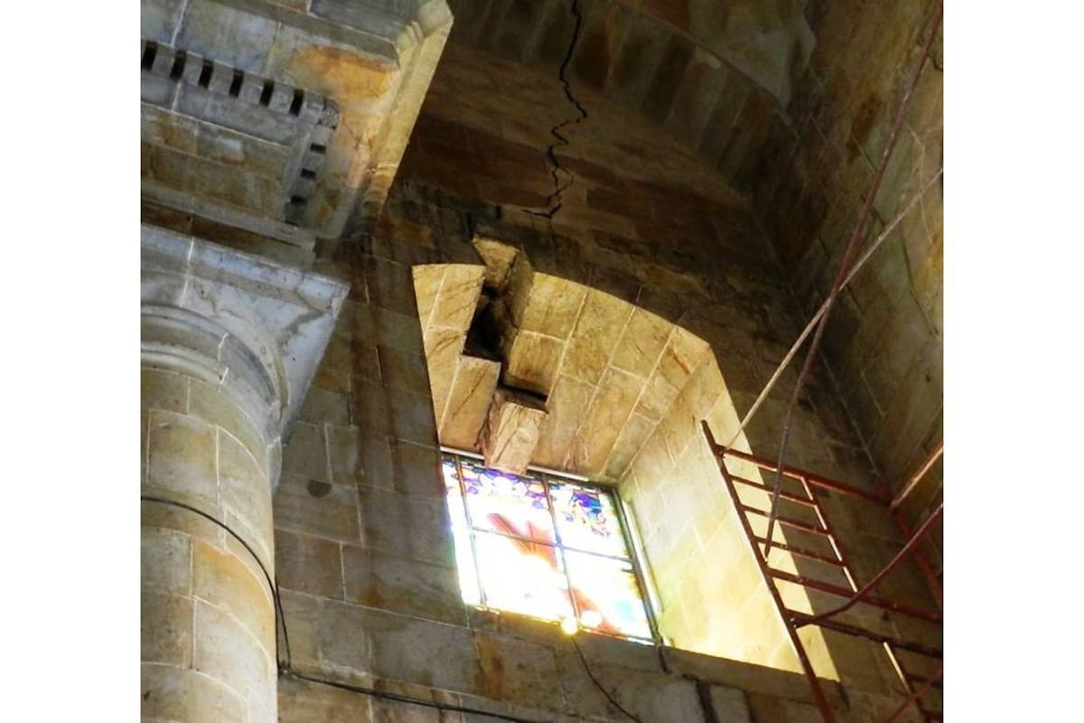 Debido al deslizamiento y la presencia de grietas, se desplomó una de las piedras de un arco, problema que viene de tiempo atrás en la Basílica y requiere una intervención urgente. (Foto: Luis Fernando Martínez /VANGUARDIA LIBERAL)