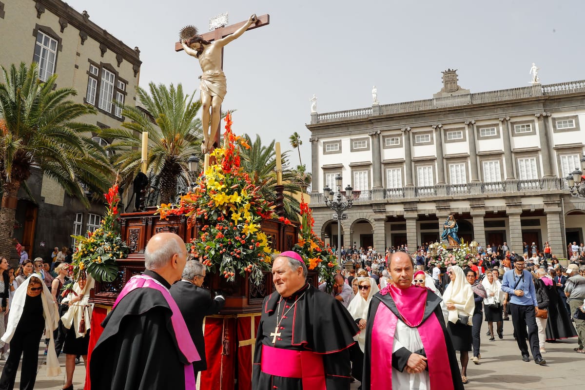 GRAFCAN8734. LAS PALMAS DE GRAN CANARIA, 07/04/2023.- El obispo de la Diócesis de Canarias, José Mazuelos (c), junto a las imágenes del Santísimo Cristo de la Sala Capitular y de Nuestra Señora de Los Dolores durante las procesión de Las Mantillas, que salió este viernes de la catedral de Las Palmas y recorrió varias calles del barrio de Vegueta. EFE/ Elvira Urquijo A.