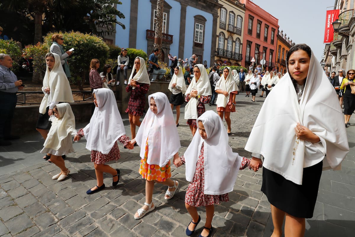 Varias niñas ataviadas con la mantilla canaria acompañan en el cortejo al Santísimo Cristo de la Sala Capitular y a Nuestra Señora de Los Dolores durante las procesión de Las Mantillas, de la catedral de Las Palmas y recorrió varias calles del barrio de Vegueta. EFE/ Elvira Urquijo A.