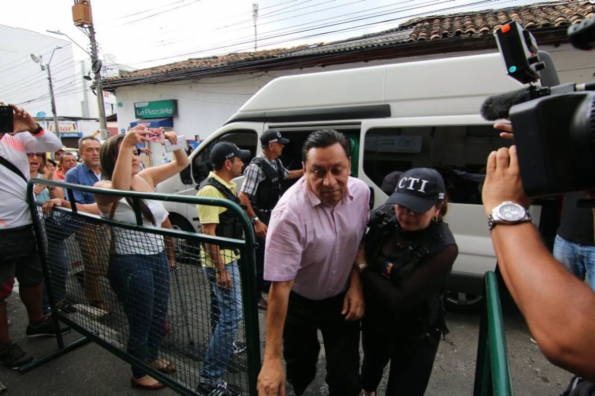 La juez Novena Penal municipal suspendió la audiencia de imputación de cargos en contra del exalcalde Bohórquez y los nueve sindicados más. La diligencia se reanudará hoy. (Foto: Élver Rodríguez. / VANGUARDIA LIBERAL.)