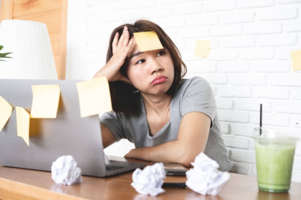La procrastinación es el hábito de aplazar o posponer tareas, decisiones o responsabilidades importantes, reemplazándolas por otras más irrelevantes pero más placenteras o menos demandantes.