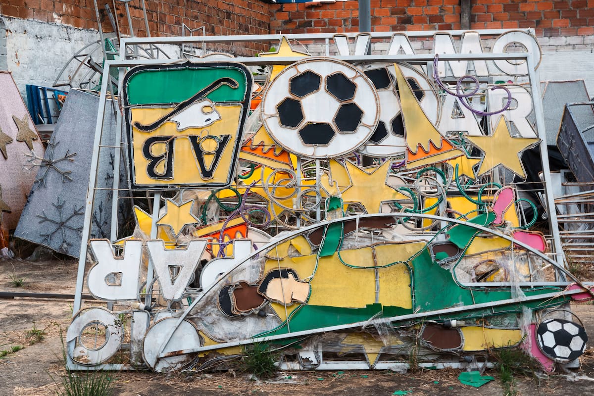 Vanguardia visitó las bodegas donde se encuentran los elementos del alumbrado de Navidad utilizados el año pasado. Estas estructuras, según la Secretaría de Infraestructura, serán instaladas en los tres corregimientos de Bucaramanga. Foto: Juan Ortega / Vanguardia.