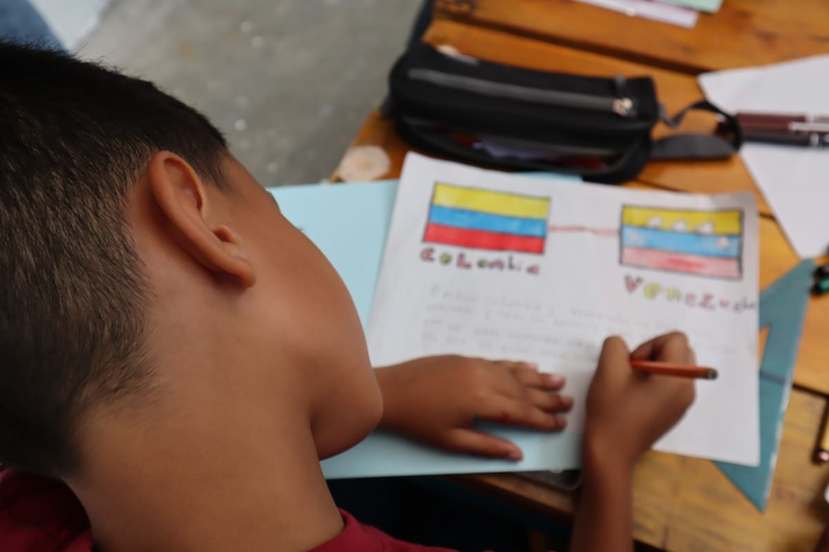 Nelson Pájaro hace realidad el sueño de muchos niños, niñas, adolescentes, padres y madres bumangueses y migrantes, con el proyecto ‘Mirada Sin Fronteras’: refuerza las tareas de sus hijos y brinda formación a los menores que están desescolarizados, sin cobrar un solo peso. Foto: Franz Rey / VANGUARDIA
