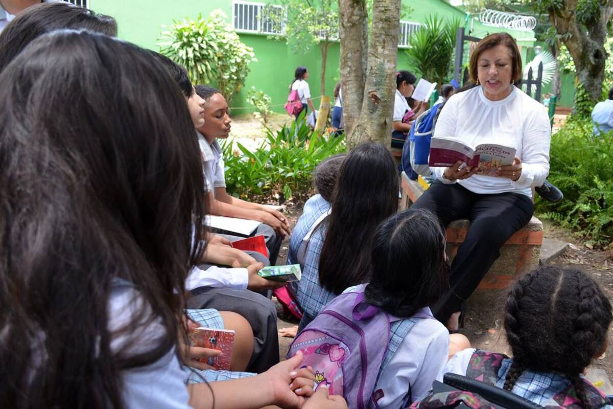 Rosa Josefina Albarracín Galeano es docente de Lengua Castellana del Inem Custodio García Rovira de Bucaramanga. (Foto: Suministrada / VANGUARDIA LIBERAL)