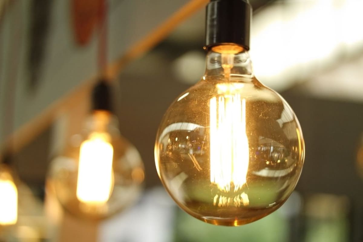 Proponen revivir la Hora Gaviria por El Niño y crisis financiera del sector energético. | Foto: Vanguardia / Canva