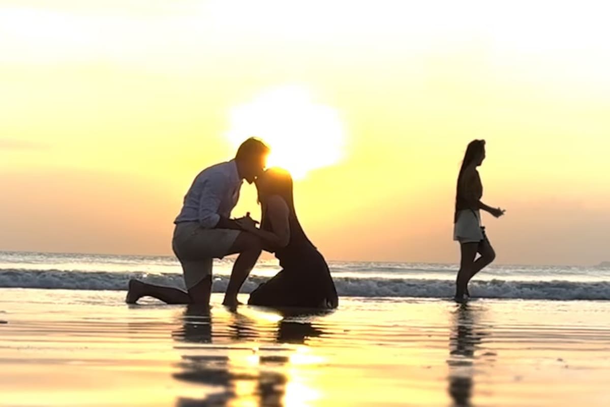 Aurora Sorensen comparte el video de su propuesta de matrimonio en Koh Lanta, Tailandia, que se vuelve viral por la inesperada interrupción de una mujer en plena toma. / Captura de pantalla