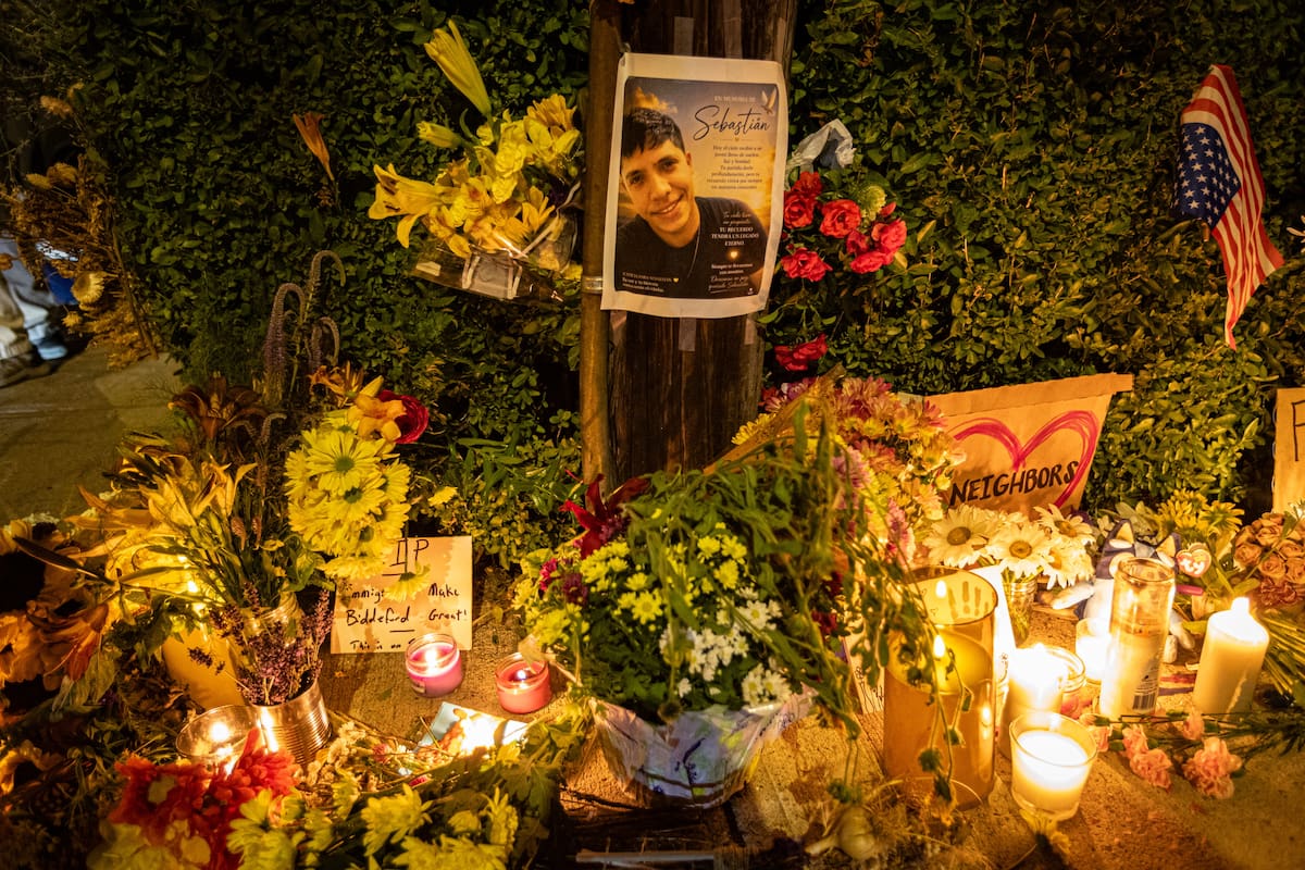 Biddeford (United States), 14/07/2026.- Mourners light candles and leave flowers at the site where federal agents shot and killed a man, in Biddeford, Maine, USA, 13 July 2026. An Immigration and Customs Enforcement (ICE) agent shot and killed a 26-year-old Colombian man at around 7am local time in Biddeford, Maine. (Protestas) EFE/EPA/TROY R. BENNETT