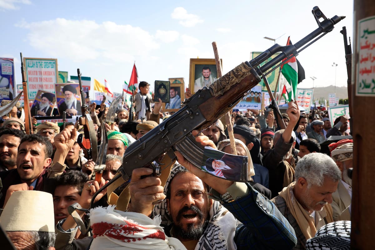SANA'A (Yemen), 03/04/2026.- Houthi supporters shout slogans during a protest against the joint US-Israeli operation in Iran, in Sana'a, Yemen, 03 April 2026. Yemens Houthis have entered the current regional conflict by conducting missile attacks against Israel in support of Iran and its allied groups in the Middle East, one month after the United States and Israel launched military action against Iran on 28 February. (Protestas, Estados Unidos) EFE/EPA/YAHYA ARHAB