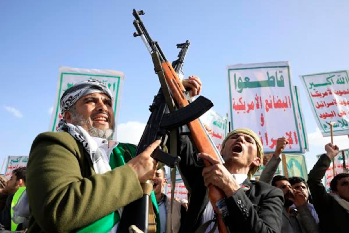 SANA'A (Yemen), 03/04/2026.- Houthi supporters shout slogans during a protest against the joint US-Israeli operation in Iran, in Sana'a, Yemen, 03 April 2026. Yemens Houthis have entered the current regional conflict by conducting missile attacks against Israel in support of Iran and its allied groups in the Middle East, one month after the United States and Israel launched military action against Iran on 28 February. (Protestas, Estados Unidos) EFE/EPA/YAHYA ARHAB
