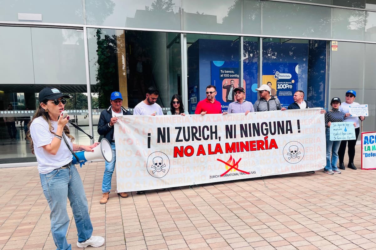 Los habitantes de La Paz se plantaron frente a la sede de la Agencia Nacional de Minería en Bogotá.