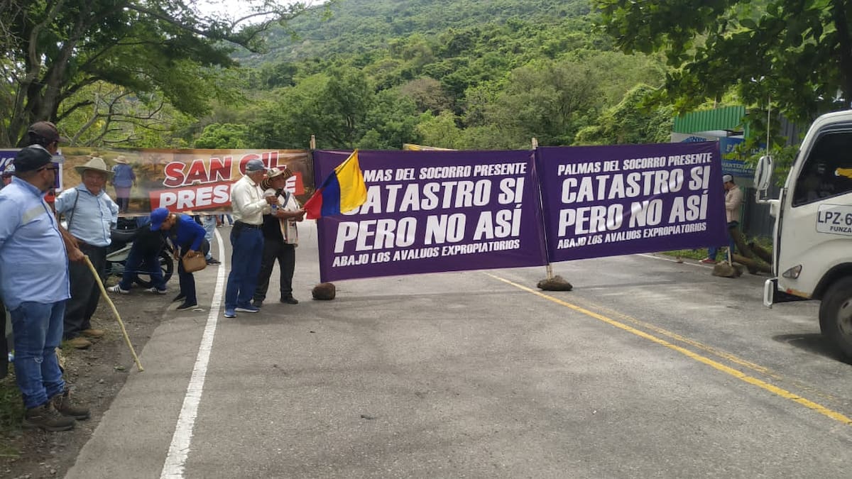 La protesta contra los avalúos catastrales de las zonas rurales mantiene cerrada la vía entre San Gil y El Socorro, en el sector de la Recta del Cucharo.
