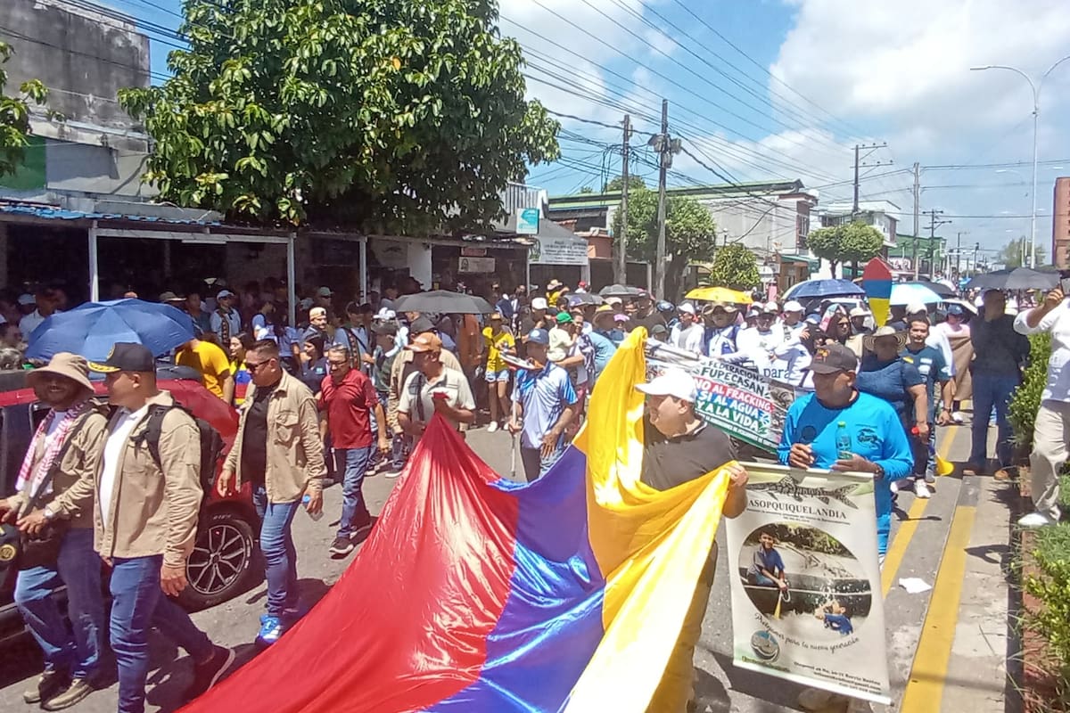 Sindicatos, docentes y organizaciones sociales participaron en la movilización del 14 de octubre en Barrancabermeja, donde expresaron sus reparos a las medidas del Gobierno nacional.
Suministrada/Vanguardia