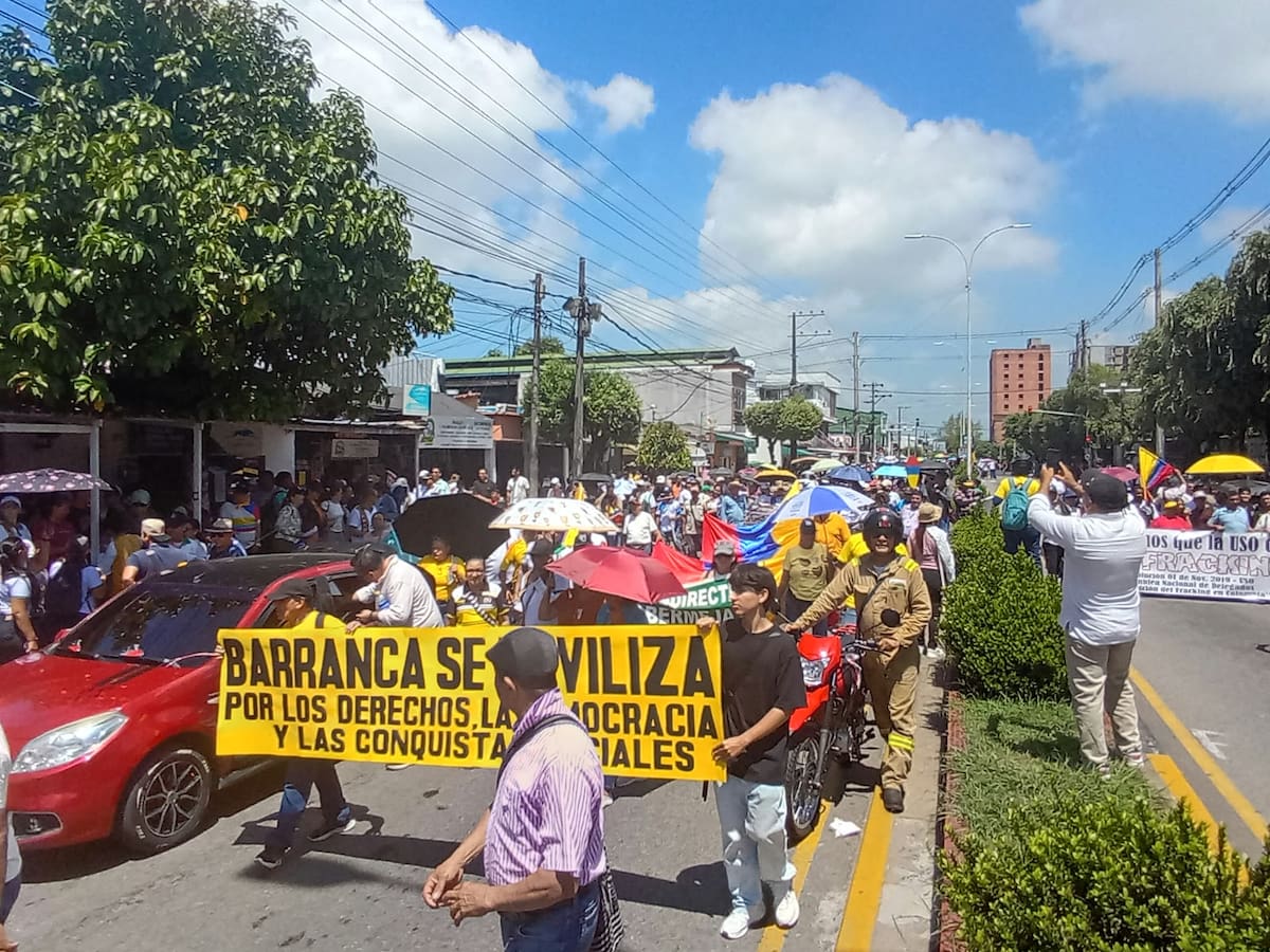 Sindicatos, docentes y organizaciones sociales participaron en la movilización del 14 de octubre en Barrancabermeja, donde expresaron sus reparos a las medidas del Gobierno nacional.
Suministrada/Vanguardia