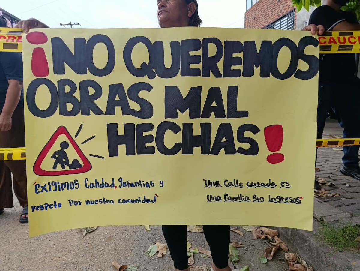 Habitantes y comerciantes del barrio 9 de Abril protestaron en la carrera 60, avenida Colectivo 16 de Mayo, por grietas y hundimientos que denuncian en la vía, además de afectaciones a los servicios públicos durante la ejecución de la obra.